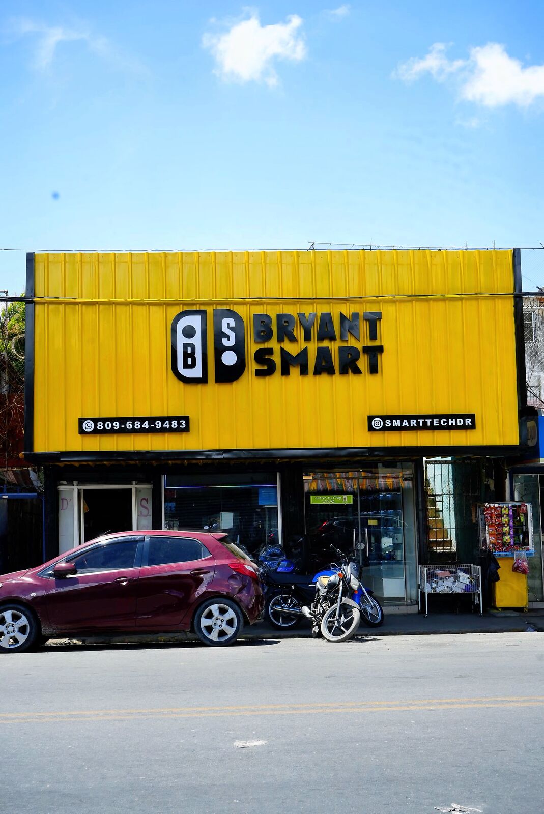 La fachada amarilla de Bryant Smart en la Av. Nicolás de Ovando