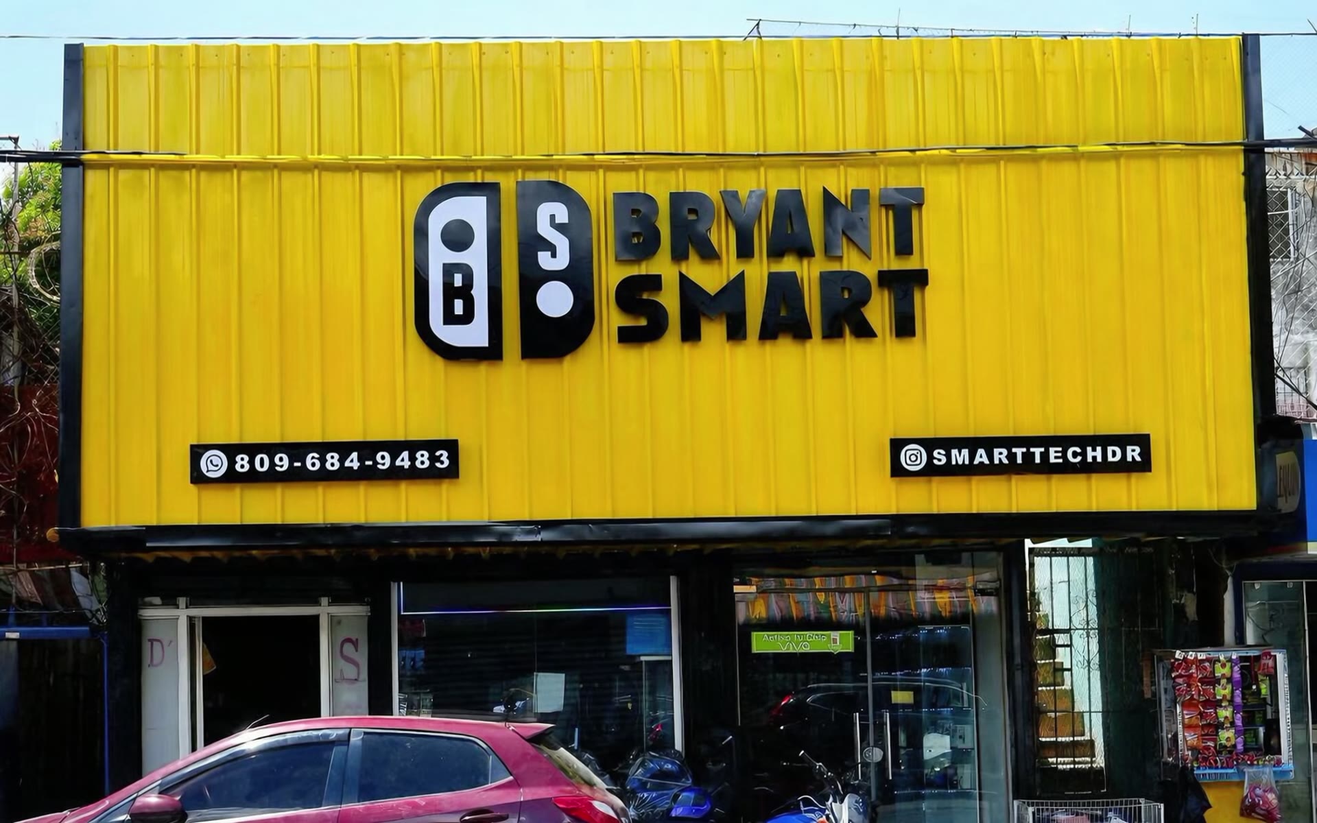 La cámara se acerca a la fachada amarilla de Bryant Smart